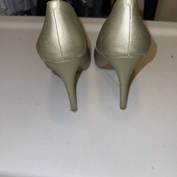 BCBG Gold Metallic Heels BCBG Gold Metallic Heels BCBG Gold Metallic Heels - Picture 3 of 5